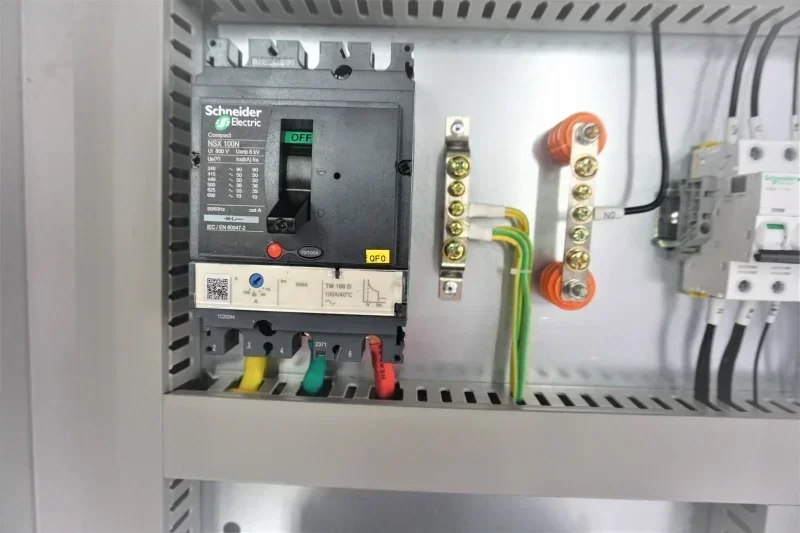 屋外配電盤盤設備電気制御ボックスコントロールボックス人気商品 - Outdoor Power Distribution Board のレビューと価格